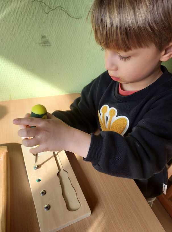 Pomoce Montessori – praktyczne czynności