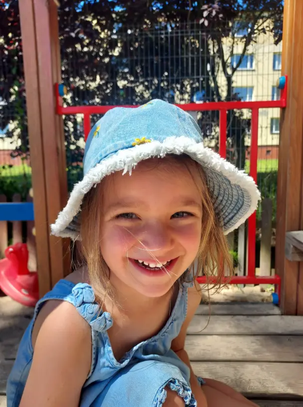 Uśmiechnięta dziewczynka na placu zabaw w English Montessori Preschool