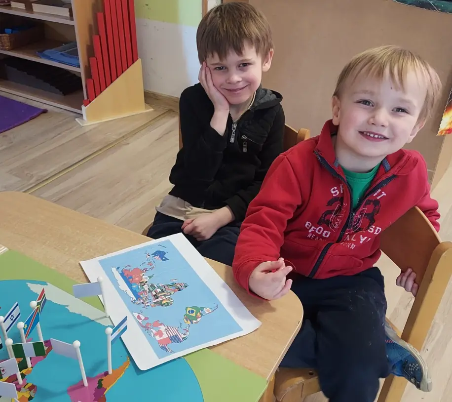 Dzieci i kadra w English Montessori Preschool