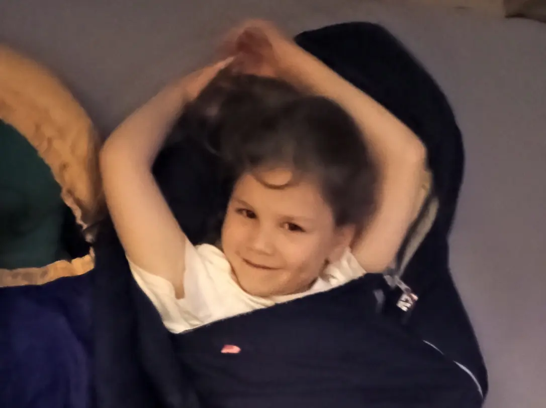 Dziecko podczas nocowanki w przedszkolu Montessori