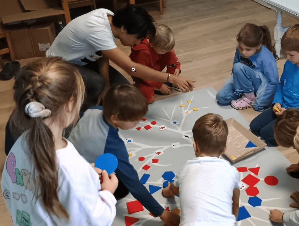 Ćwiczenia z kodowania i sekwencji w przedszkolu Montessori